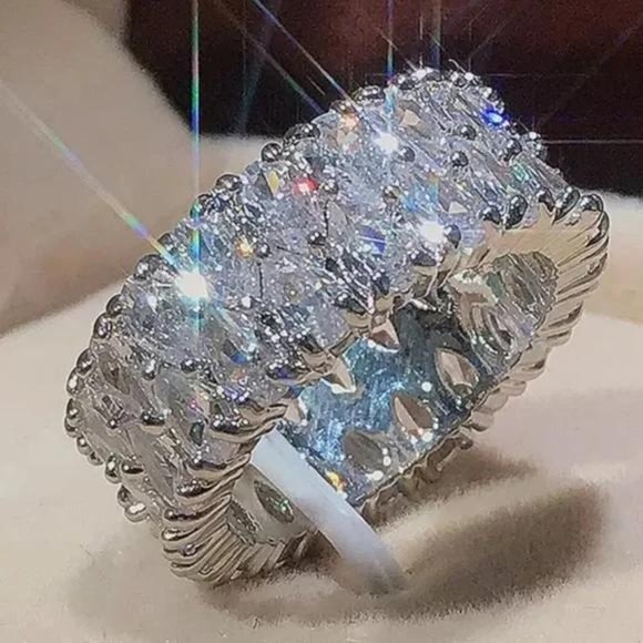 NEW 925 STERLING SILVER ETERNITY ENGAGEMENT DIAMOND RING, CUTE RING, SHINY RING. - Picture 2 of 6